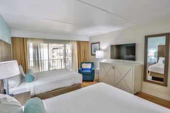 Suite, 2 Queen Beds, Pool View
