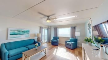 Family Condo, 2 Bedrooms, Oceanfront (Corner Balcony)