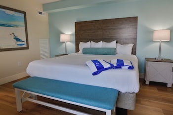 Suite, 1 King Bed, Pool View