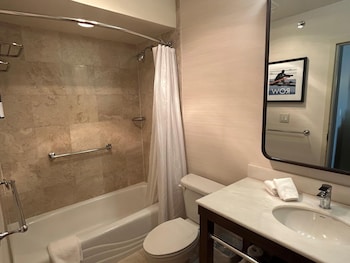 Standard Room, 1 King Bed, Accessible, Bathtub