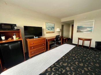 Standard Room, 1 King Bed, Non Smoking, Refrigerator & Microwave