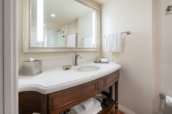 Executive Room, 1 King Bed (Premier View)