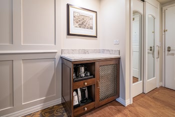 Executive Room, 1 King Bed (Premier View)