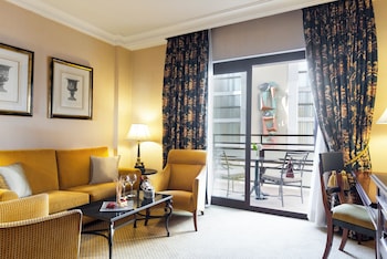 Suite, 1 King Bed, Terrace (Ambassador, Club Lounge Access)