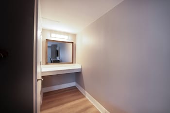 Standard Room, 1 King Bed, Accessible, Non Smoking (Walk-in Shower)