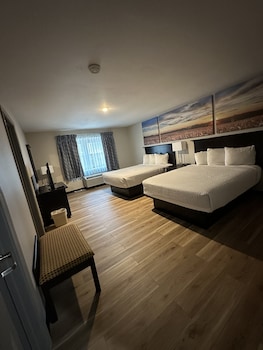 Deluxe Suite, 2 Queen Beds, Non Smoking (1 Bedroom)