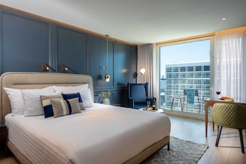 Standard Room, 1 King Bed (Mid Floor)