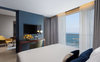 Junior Suite, 1 King Bed, Club Lounge Access (Lounge Access)
