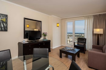 Junior Suite, 1 King Bed, Club Lounge Access (Lounge Access)
