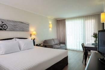 Standard Room, 1 King Bed, Sea View (Mid Floor)