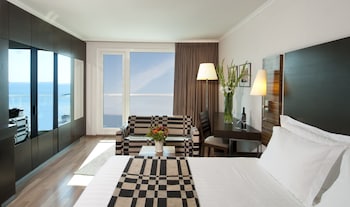 Junior Suite, 1 King Bed, Club Lounge Access (Lounge Access)