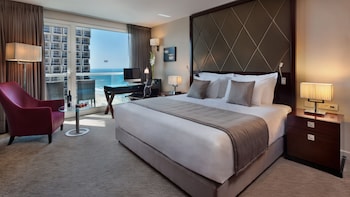 Standard Room, 1 King Bed, Club Lounge Access (Lounge Access)