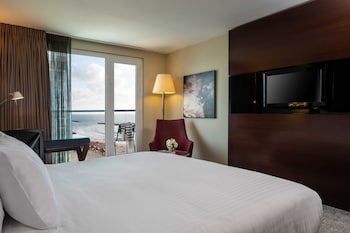 Standard Room, 1 King Bed, Club Lounge Access (Lounge Access)