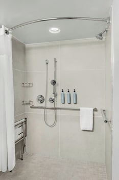 Room, 1 King Bed, Hearing Accessible (Roll-in Shower)