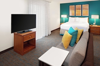 Studio, 1 Queen Bed with Sofa bed (Mobility/Hearing Accessible, Tub)