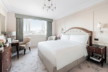 Superior Room (1 Queen Bed)