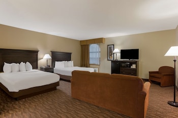Suite, 2 Queen Beds, Non Smoking, Microwave (with Sofabed)