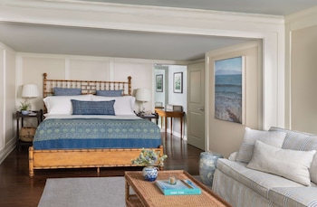 Studio, 1 King Bed with Sofa bed