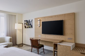 Deluxe Room, 1 King Bed with Sofa bed (Mobility Accessible, Tub)