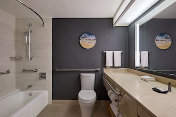 Deluxe Room, 1 King Bed with Sofa bed (Mobility Accessible, Tub)