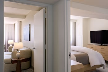 Deluxe Suite, 1 King Bed with Sofa bed, Corner