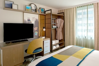 Suite, 1 King Bed, Mobility Accessible (Roll-in Shower)