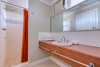 Standard Room, 1 Queen Bed