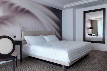 Deluxe Room, 1 King Bed, Balcony, Partial Sea View