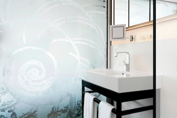 Premium Room, 1 King Bed, Balcony, Partial Sea View