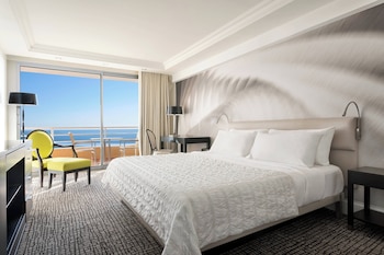 Deluxe Room, 1 King Bed, Balcony, Sea View