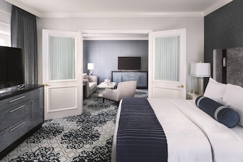 Executive Suite, 1 King Bed (Mobility Accessible, Roll-in Shower)