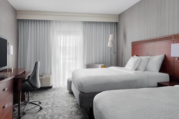 Room, 2 Queen Beds (Mobility Accessible, Tub)