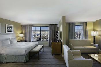 Junior Suite, 1 King Bed, Marina View