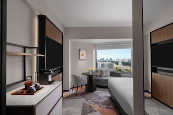 Premium Room, 1 King Bed, Club Lounge Access (Bath)