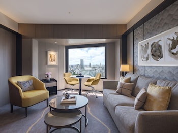 Suite, 1 King Bed, Club Lounge Access (Tori)