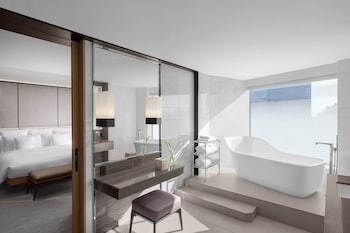 Suite, 1 King Bed, Club Lounge Access (Hana)