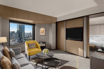 Suite, 1 King Bed, Club Lounge Access (Tori)