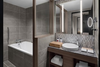 Suite, 1 King Bed, Club Lounge Access (Mizu)