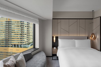 Premium Room, 1 King Bed, Club Lounge Access (Bath)
