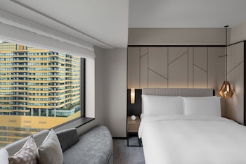 Premium Room, 1 King Bed, Club Lounge Access (Bath)
