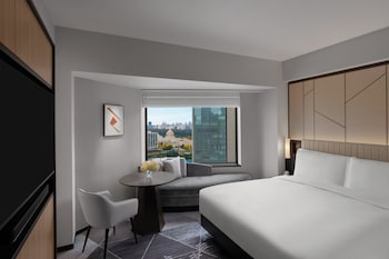 Premium Room, 1 King Bed, Club Lounge Access (Bath)
