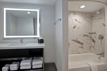 Suite, 1 King Bed, Accessible