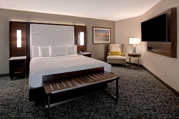 Suite, 1 King Bed, Corner