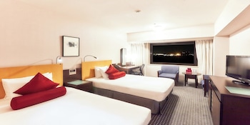 Standard Room, 2 Twin Beds (Airport View, High Floor)