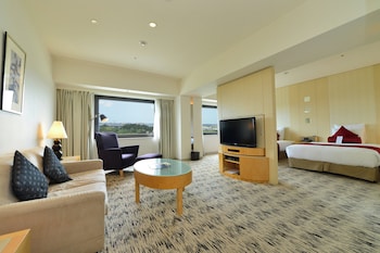 Junior Suite, 2 Double Beds (Airport View)
