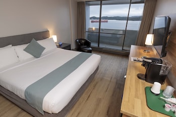 Standard Room, 1 King Bed, Balcony, Mountain View