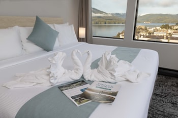 Standard Room, 1 King Bed, Balcony, Partial Ocean View