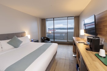 Signature Room, 1 King Bed, Kitchen, Partial Ocean View