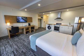 Signature Room, 1 King Bed, Kitchen, Partial Ocean View