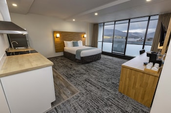 Signature Room, 1 King Bed, Kitchen, Partial Ocean View